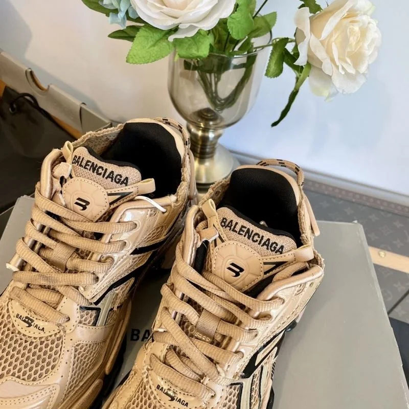 Versatile Balenciaga Track Shoes 16990