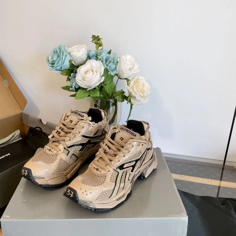 Versatile Balenciaga Track Shoes 16990