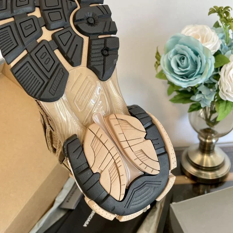 Versatile Balenciaga Track Shoes 16990