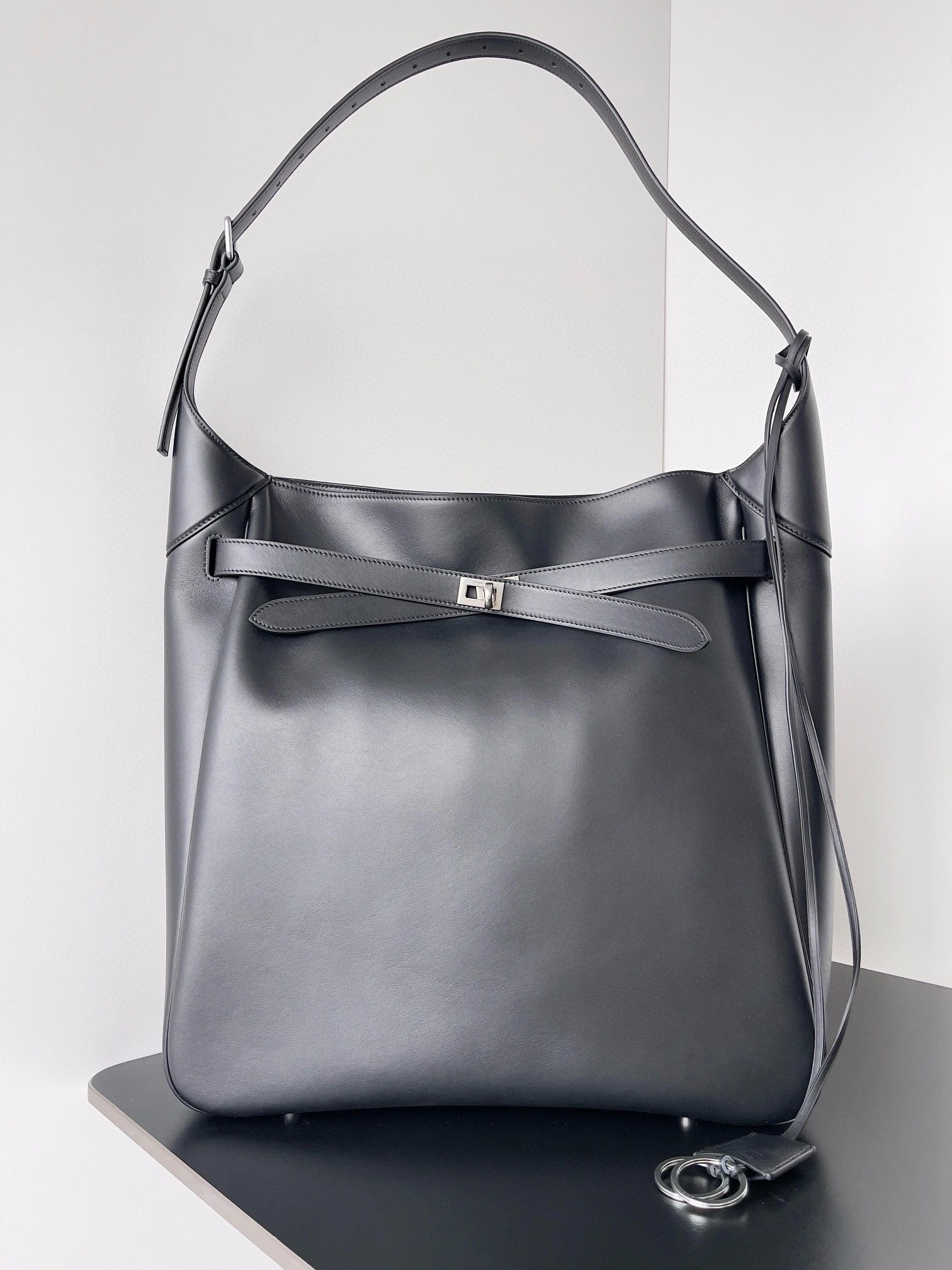 Versatile Balenciaga Urban  Air Hobo Bag - 2024 Winter Collection 60944
