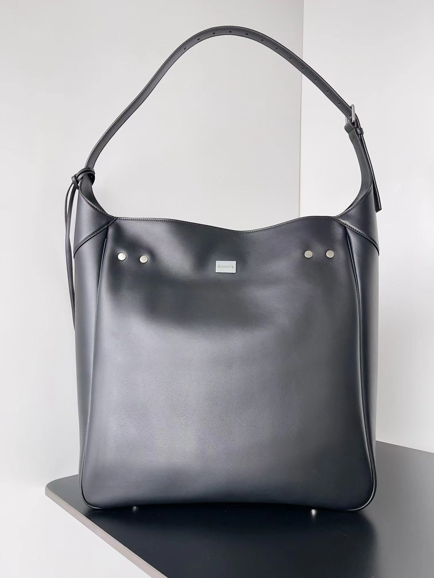 Versatile Balenciaga Urban  Air Hobo Bag - 2024 Winter Collection 60944
