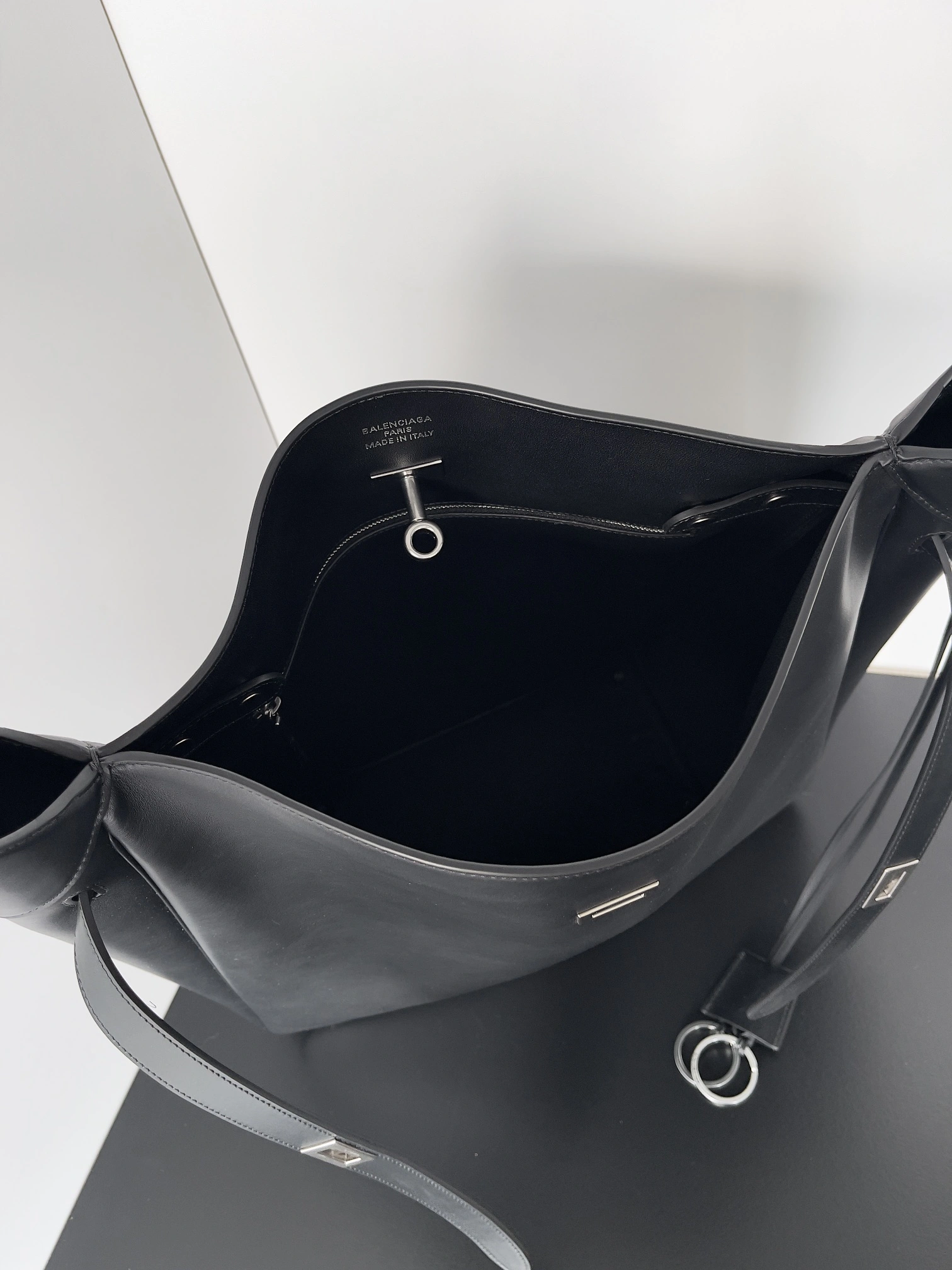 Versatile Balenciaga Urban  Air Hobo Bag - 2024 Winter Collection 60944