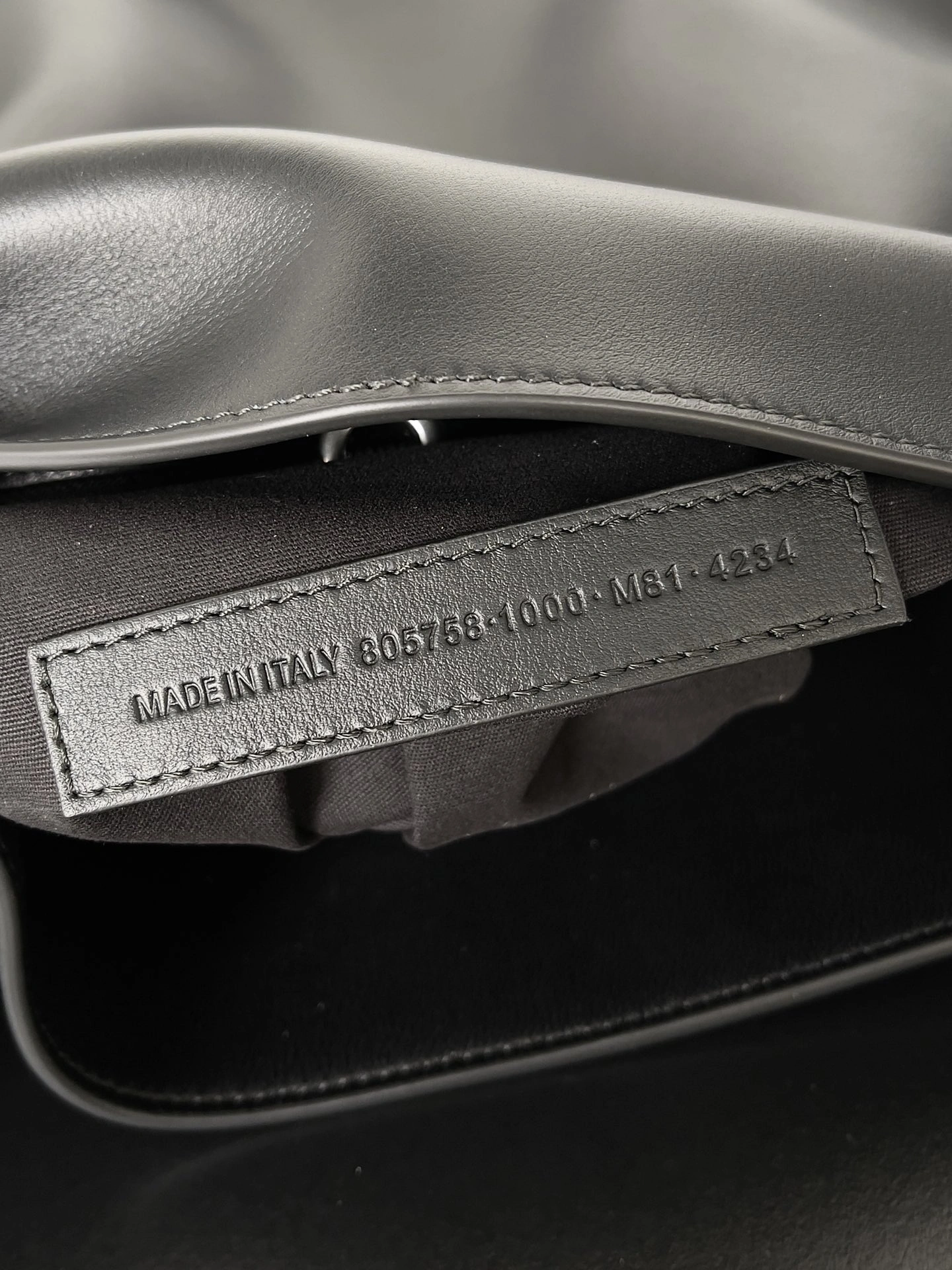 Versatile Balenciaga Urban  Air Hobo Bag - 2024 Winter Collection 60944
