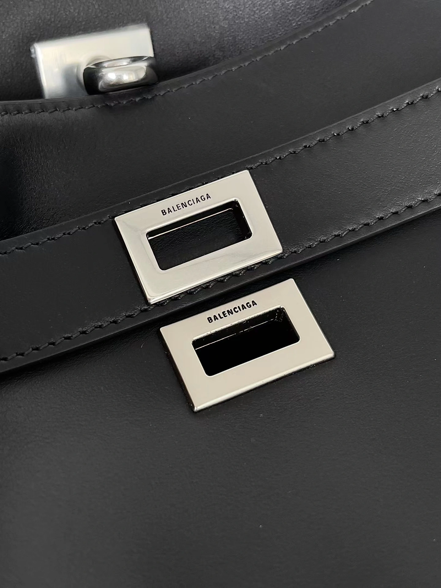 Versatile Balenciaga Urban  Air Hobo Bag - 2024 Winter Collection 60944