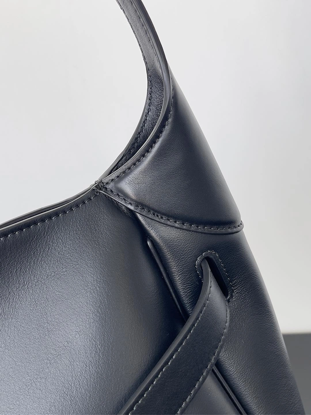 Balenciaga Urban  Air Series Adjustable Shoulder Bag GoAnywhere 60895