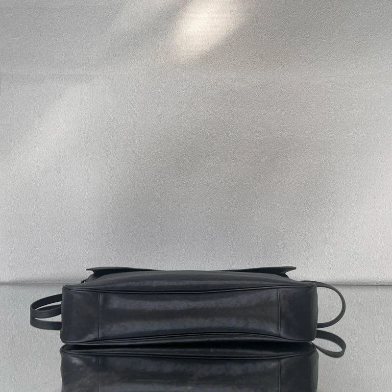Vibrant Balenciaga Vintage Grungy Leather Everyday Bag - Model 38247