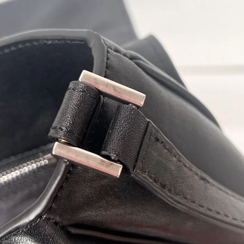 Vibrant Balenciaga Vintage Grungy Leather Everyday Bag - Model 38247