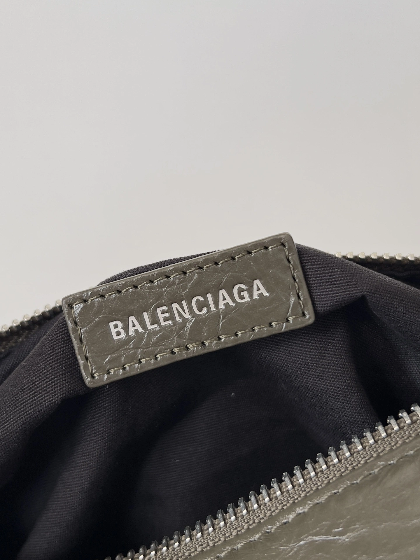 ZipUp Balenciaga Vintage Lambskin Street Style Multifunctional Shoulder Bag 64657
