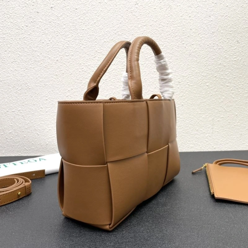 Bottega Veneta Shopping Bags Sleek 84681
