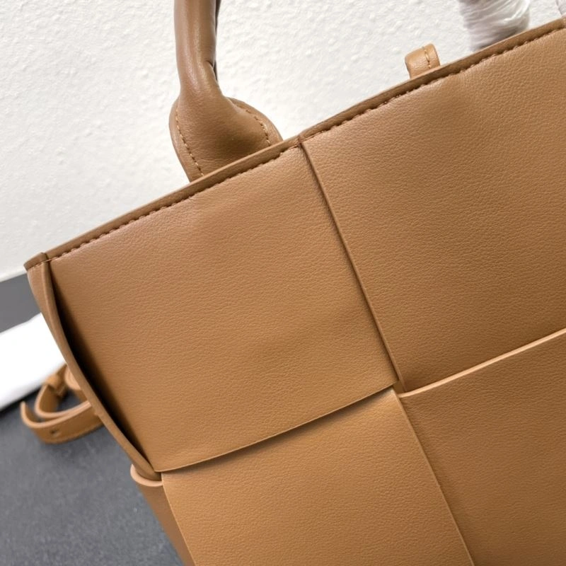 Bottega Veneta Shopping Bags Sleek 84681