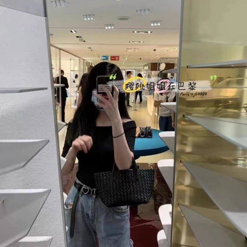 Bottega Veneta Shopping Bags Lightweight 68017