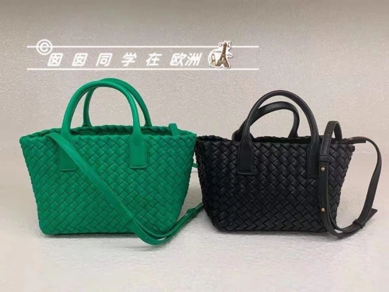 Bottega Veneta Shopping Bags Lightweight 68017