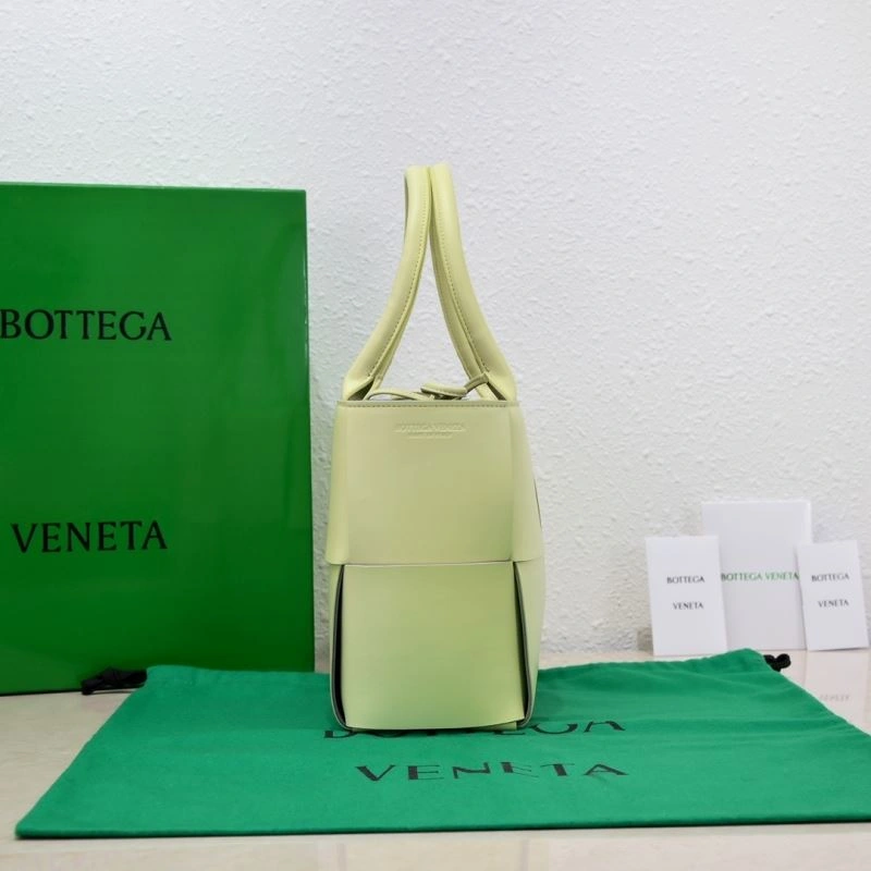 Bottega Veneta Shopping Bags Breathable 68004