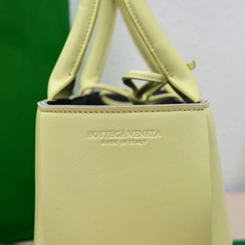 Bottega Veneta Shopping Bags Breathable 68004