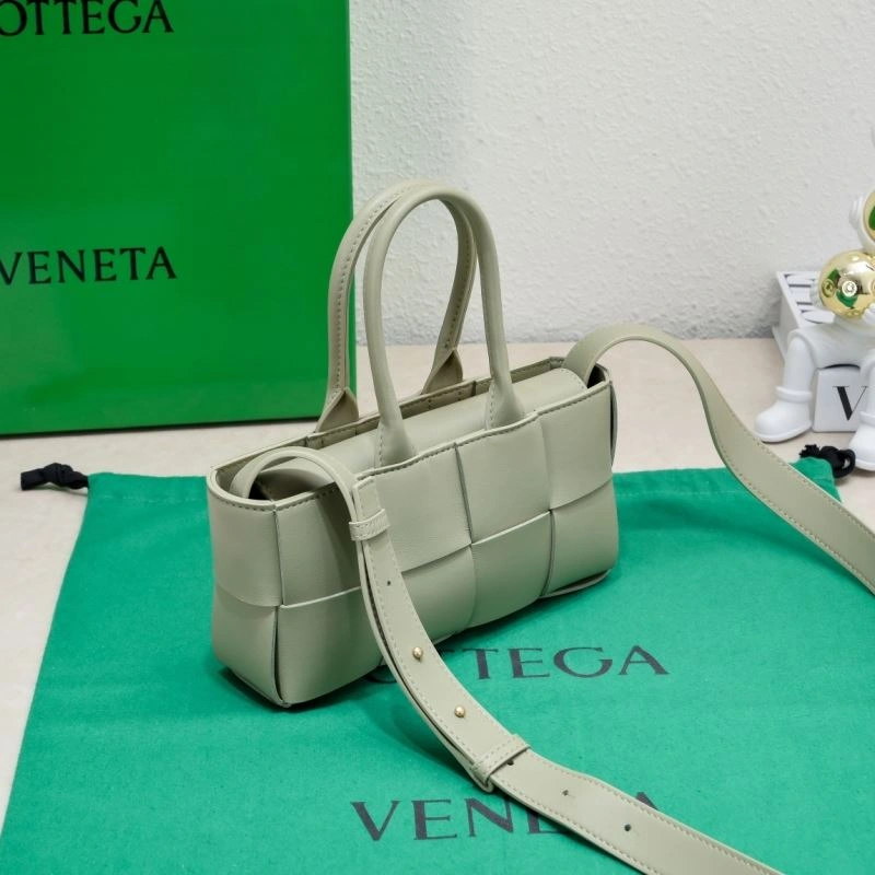Versatile Bottega Veneta Shopping Bags 67787