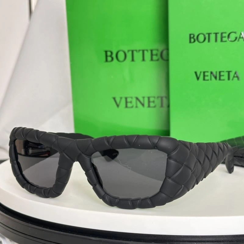 Sporty Bottega Veneta Sunglasses 277052