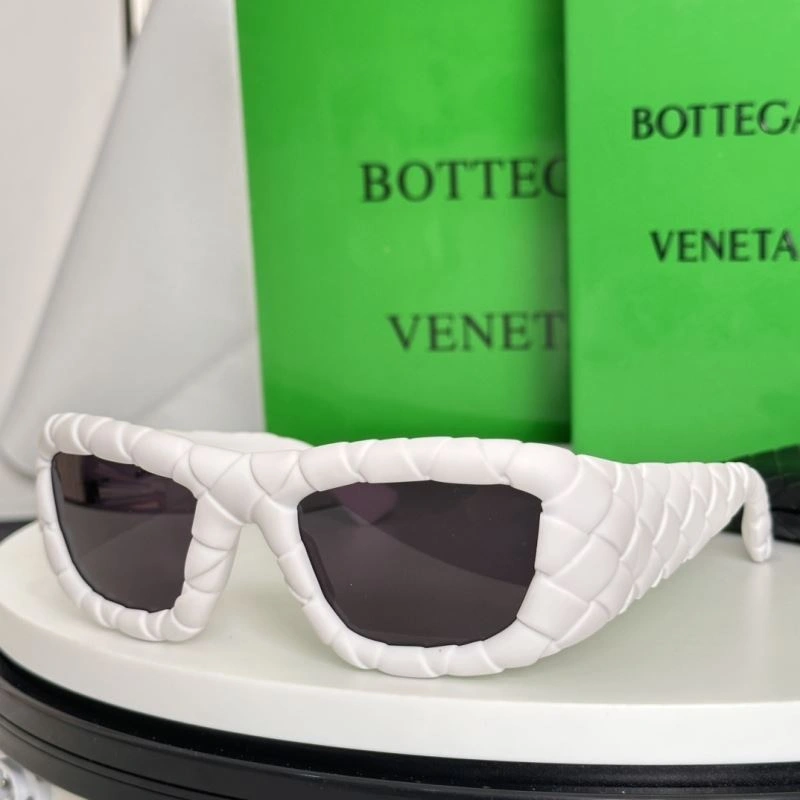 Sporty Bottega Veneta Sunglasses 277052