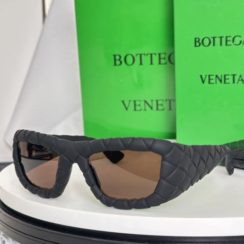 Sporty Bottega Veneta Sunglasses 277052