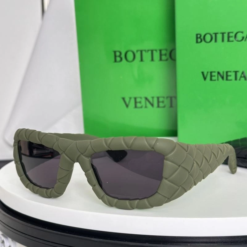 Sporty Bottega Veneta Sunglasses 277052