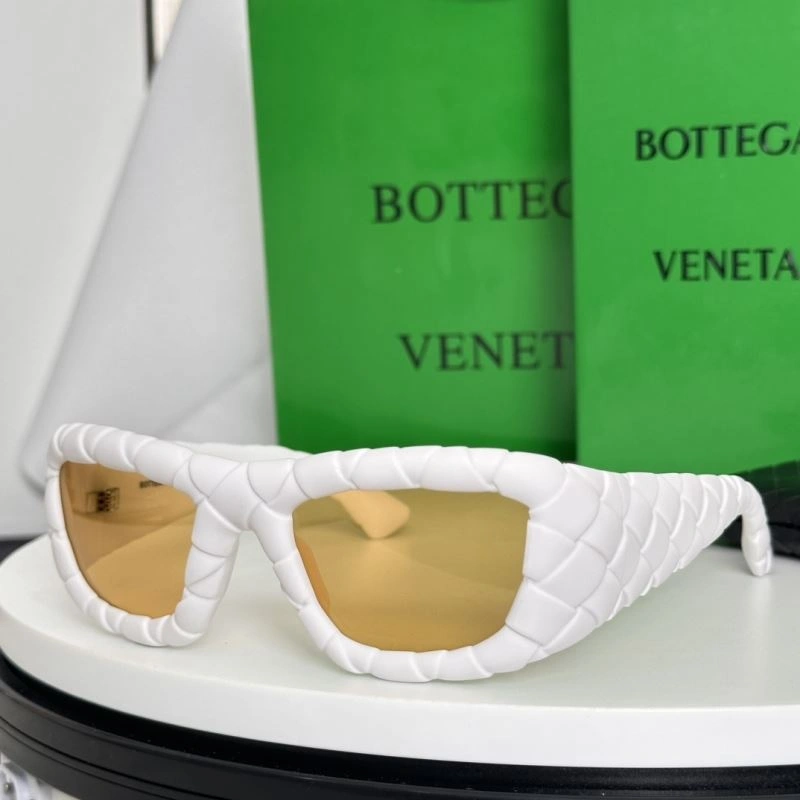 Sporty Bottega Veneta Sunglasses 277052