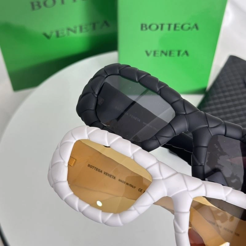 Sporty Bottega Veneta Sunglasses 277052