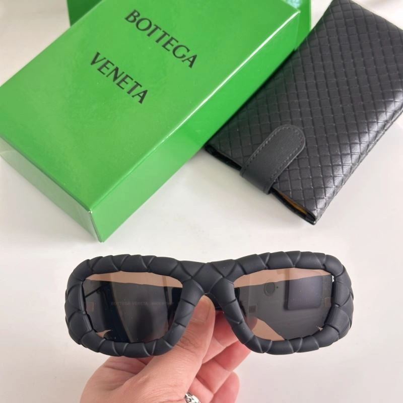 Bold Bottega Veneta Sunglasses 277051