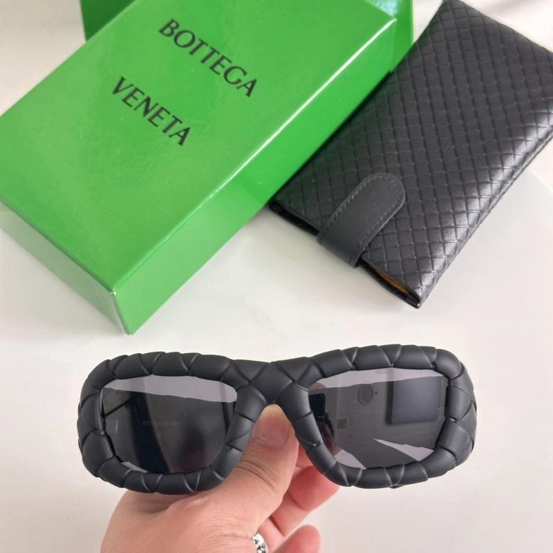 Bold Bottega Veneta Sunglasses 277051