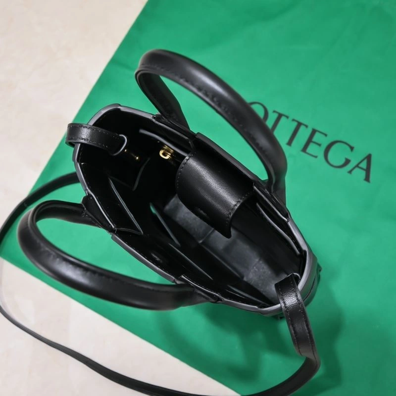 Bottega Veneta Top Handle Bags Snug 68110