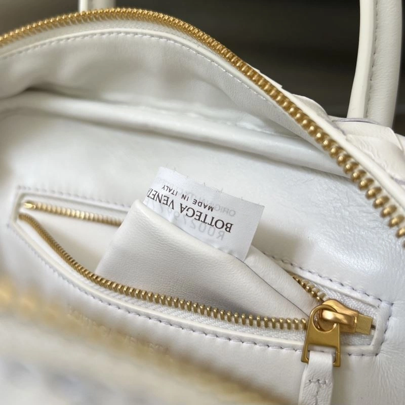 Versatile Bottega Veneta Top Handle Bags 67780