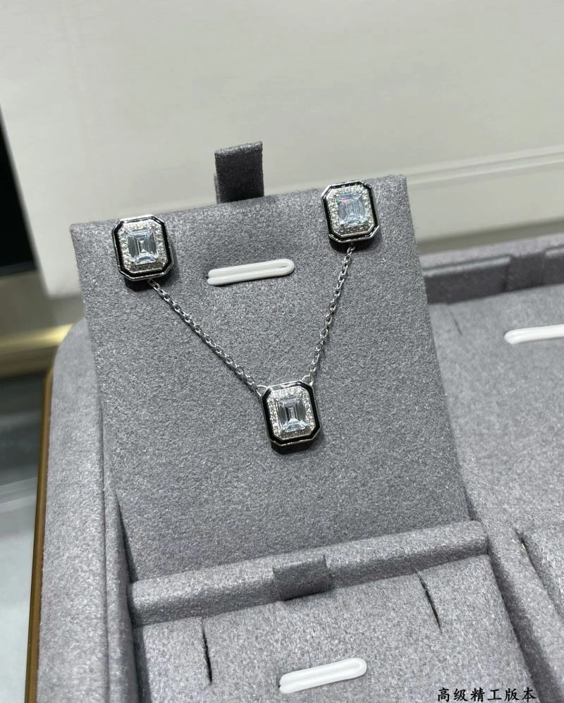 Boucheron Earrings Sporty 212419