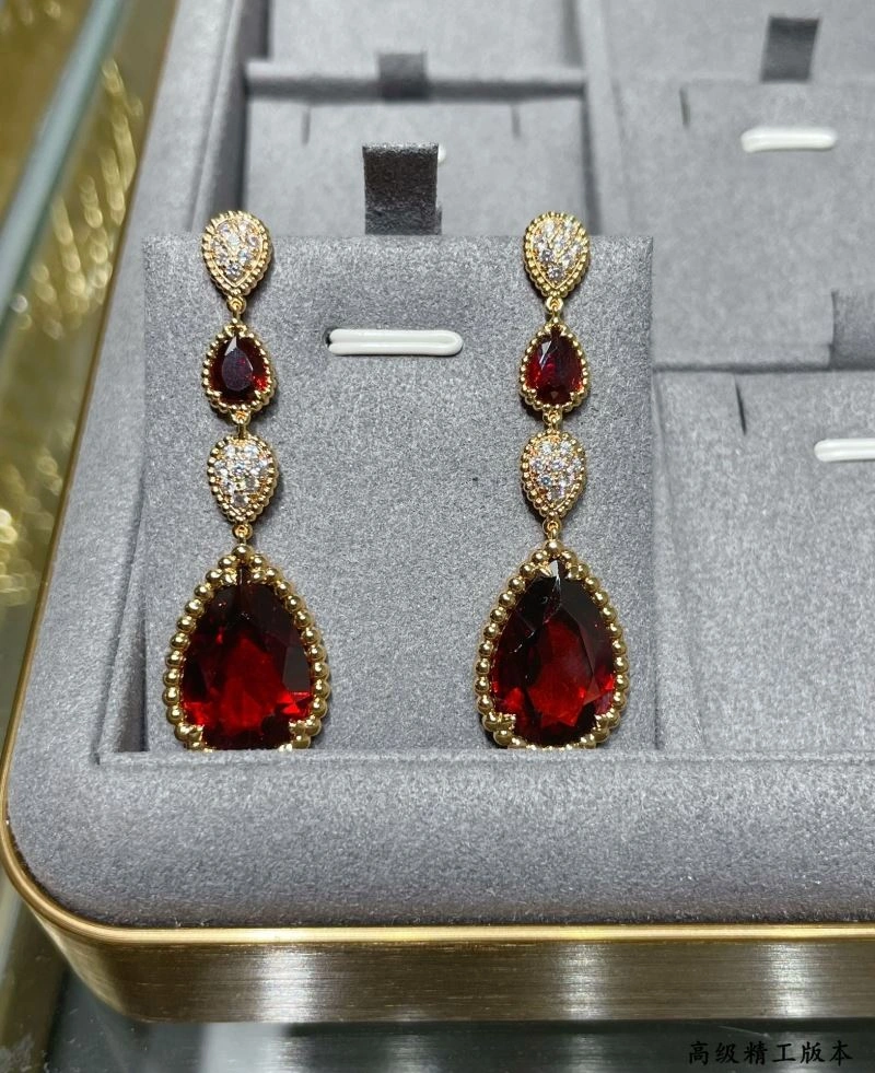 Snug Boucheron Earrings 212406