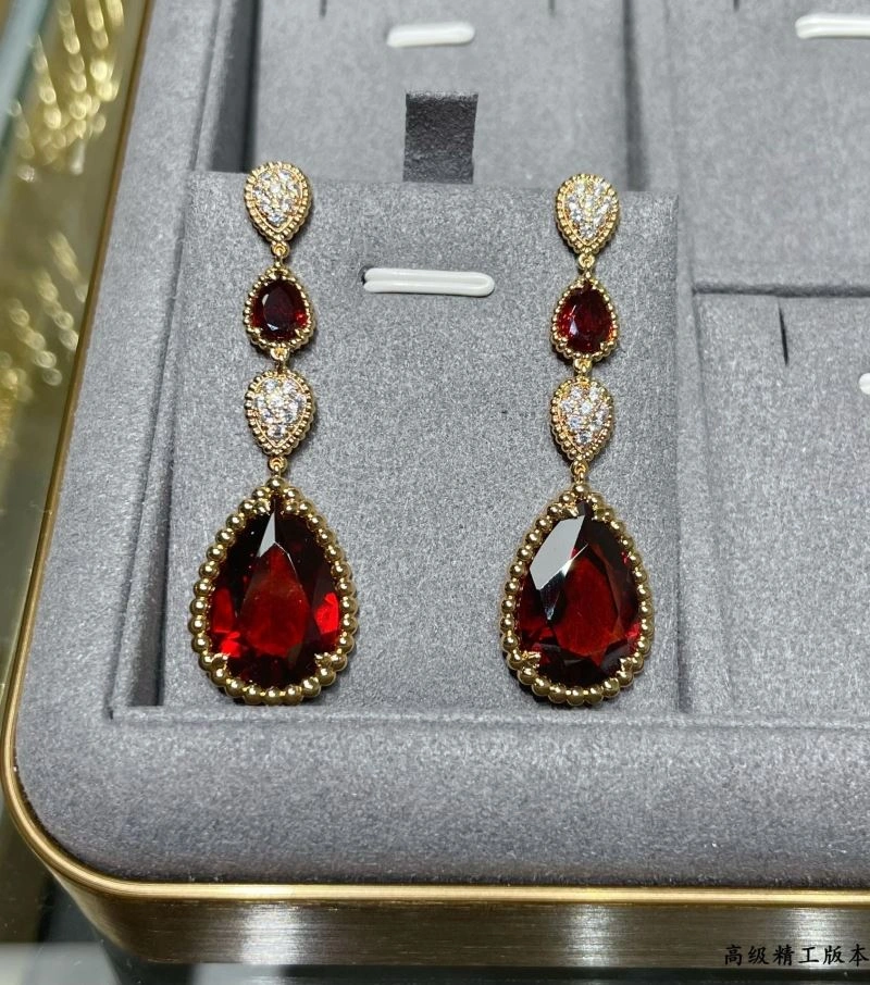 Snug Boucheron Earrings 212406