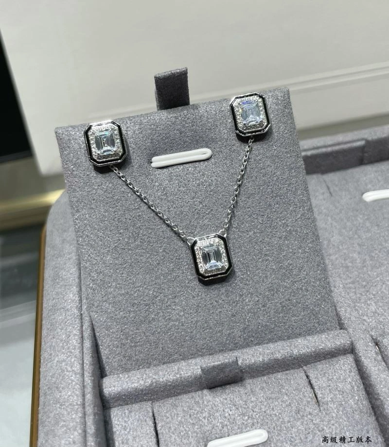 Tailored Boucheron Necklaces 212391