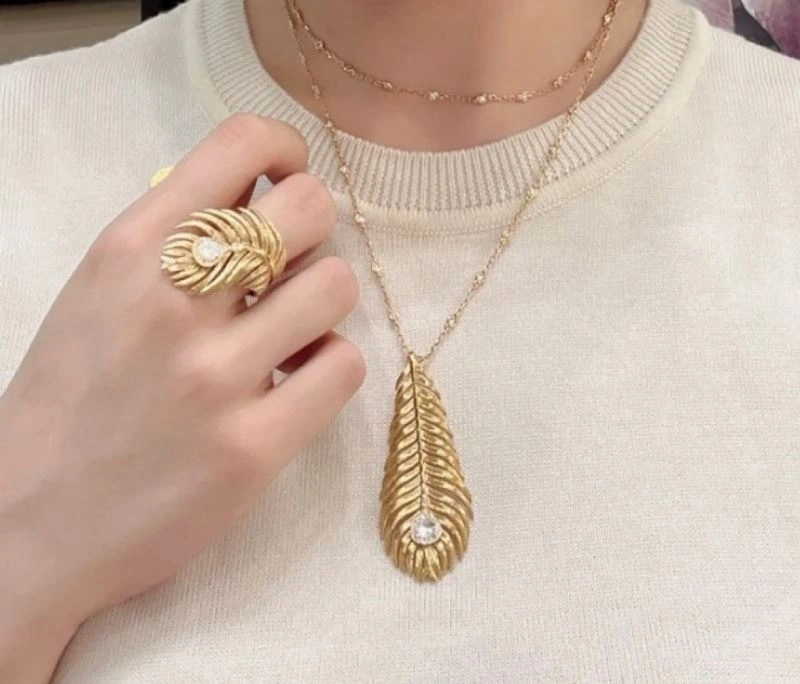 Sleek Boucheron Necklaces 211446