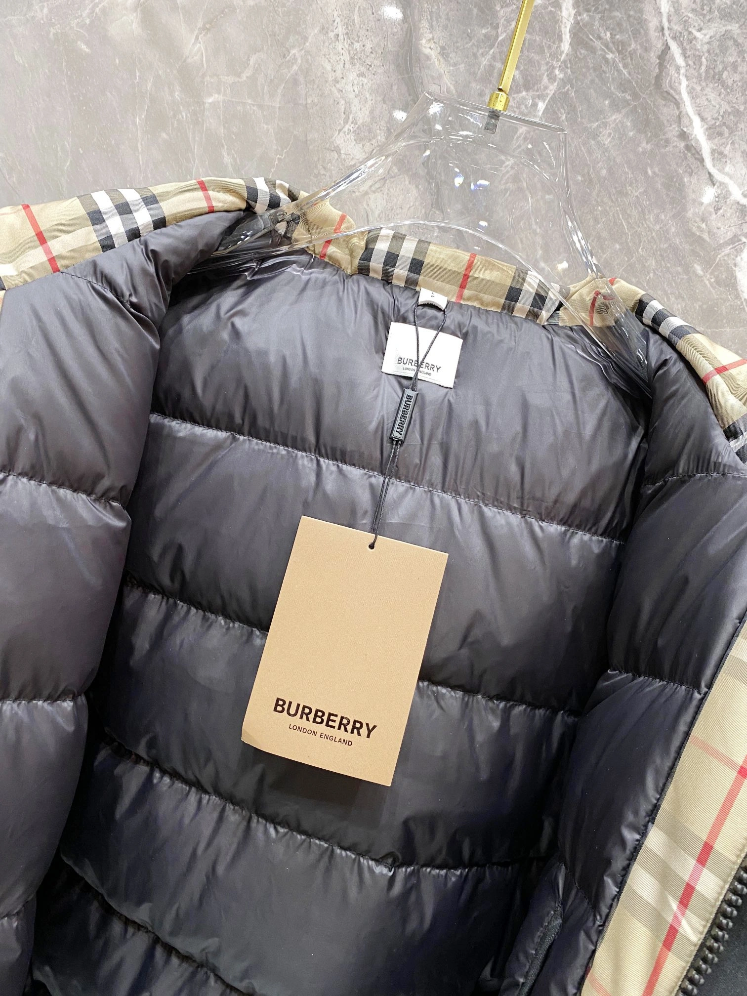 Unisex Burberry Down Jackets 106094