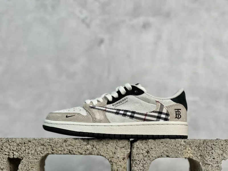 Burberry Low Shoes Supportive 17095