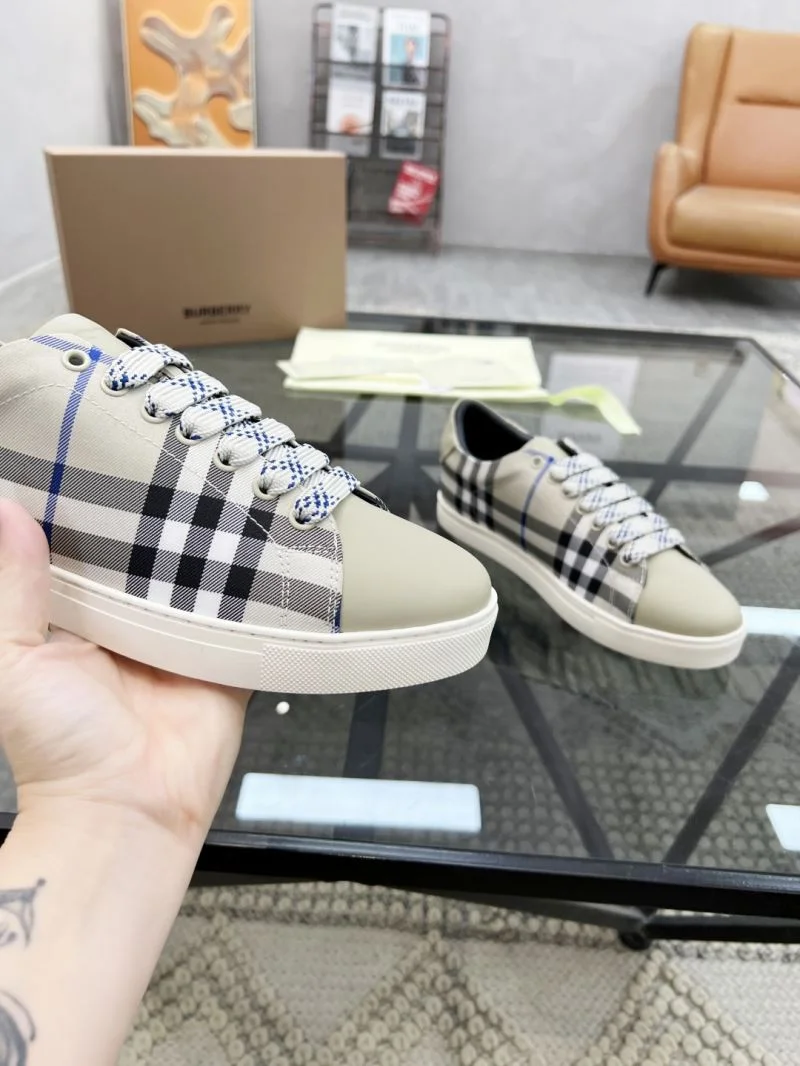 Burberry Low Shoes Elegant 17103