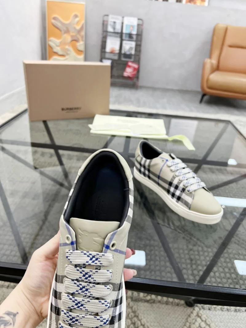 Burberry Low Shoes Elegant 17103