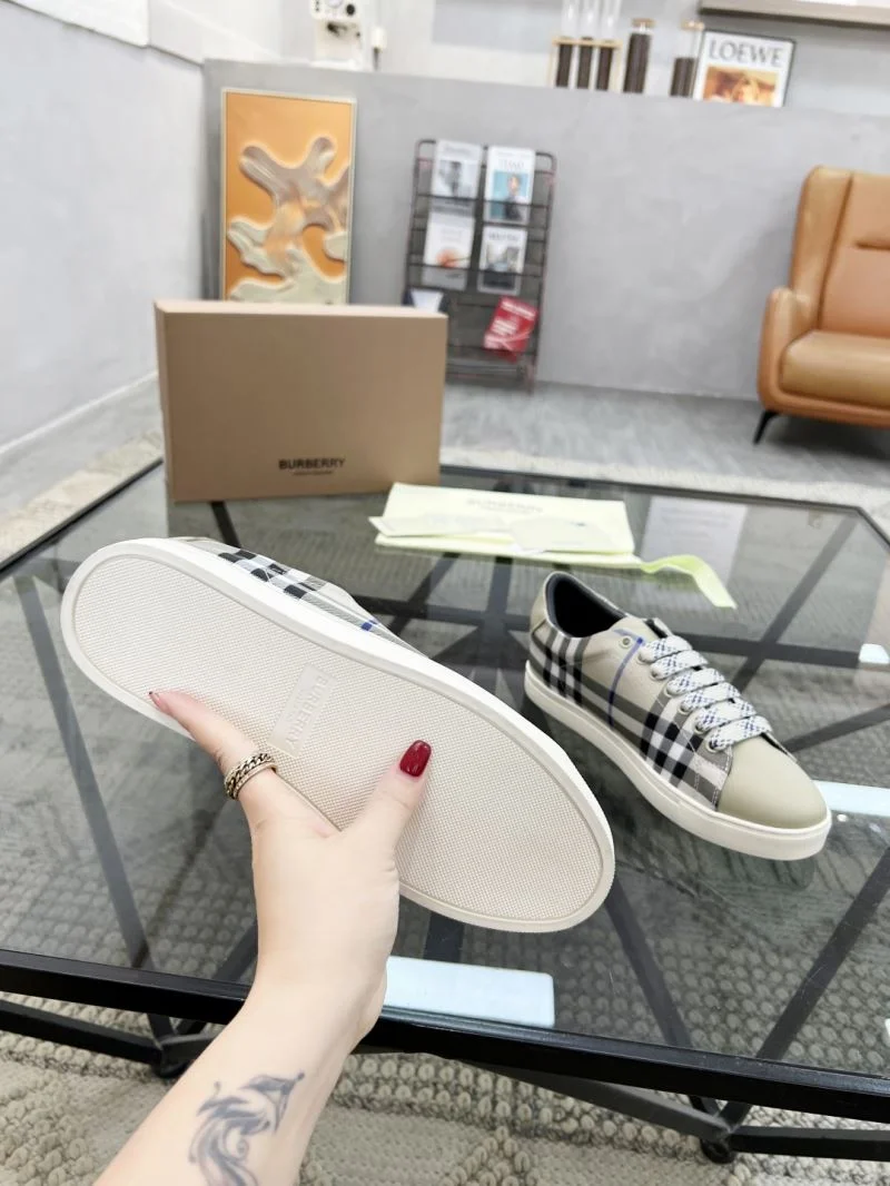 Burberry Low Shoes Elegant 17103