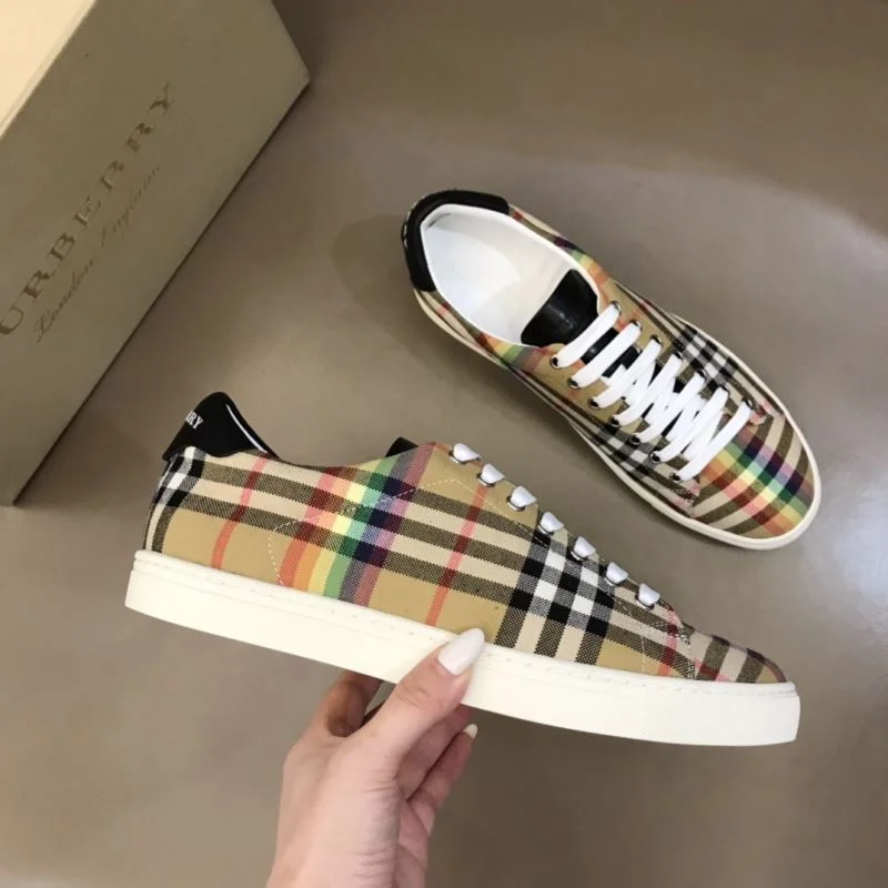 Burberry Low Shoes Stylish 17032