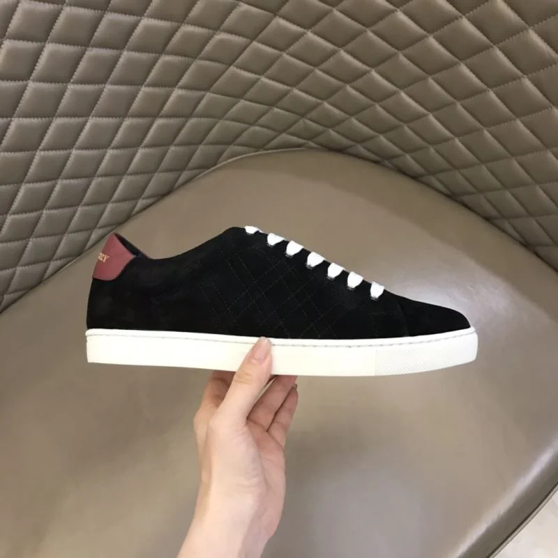 Burberry Low Shoes Stylish 17013
