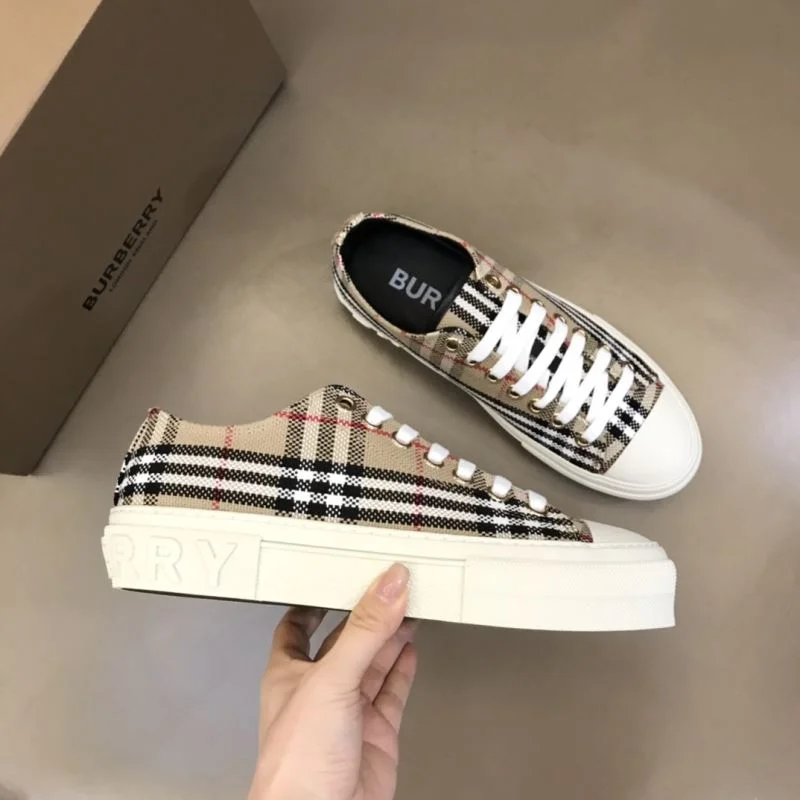 Burberry Low Shoes SunProtective 17010