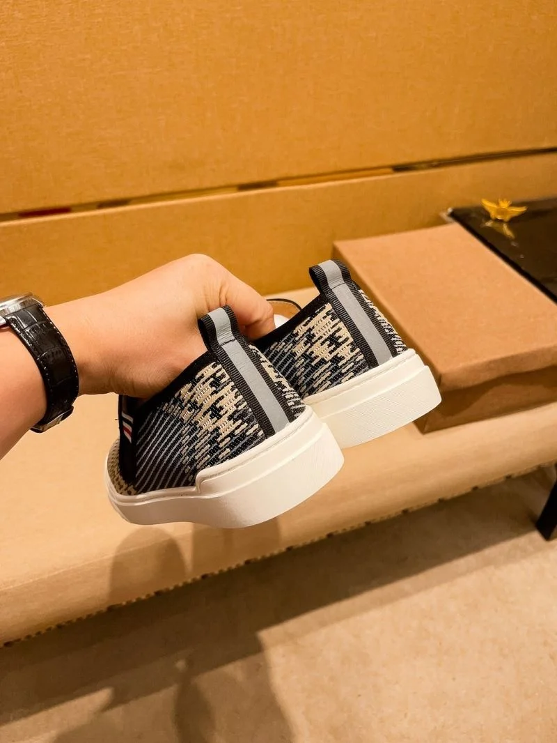 Resilient Burberry Low Shoes 17205
