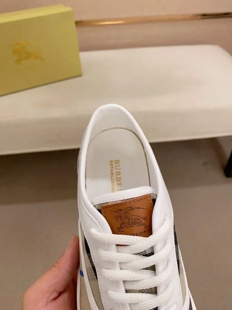 Cozy Burberry Low Shoes 17204