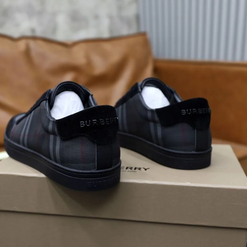 Burberry Low Shoes Stylish 17272