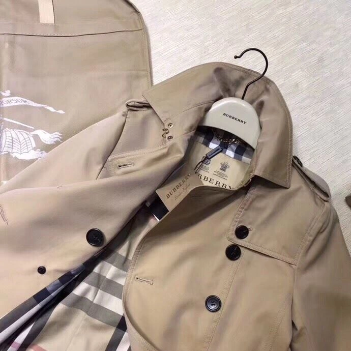 Timeless Burberry Outwear 104640