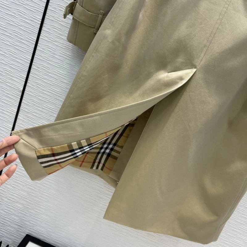 Elegant Burberry Outwear 104605
