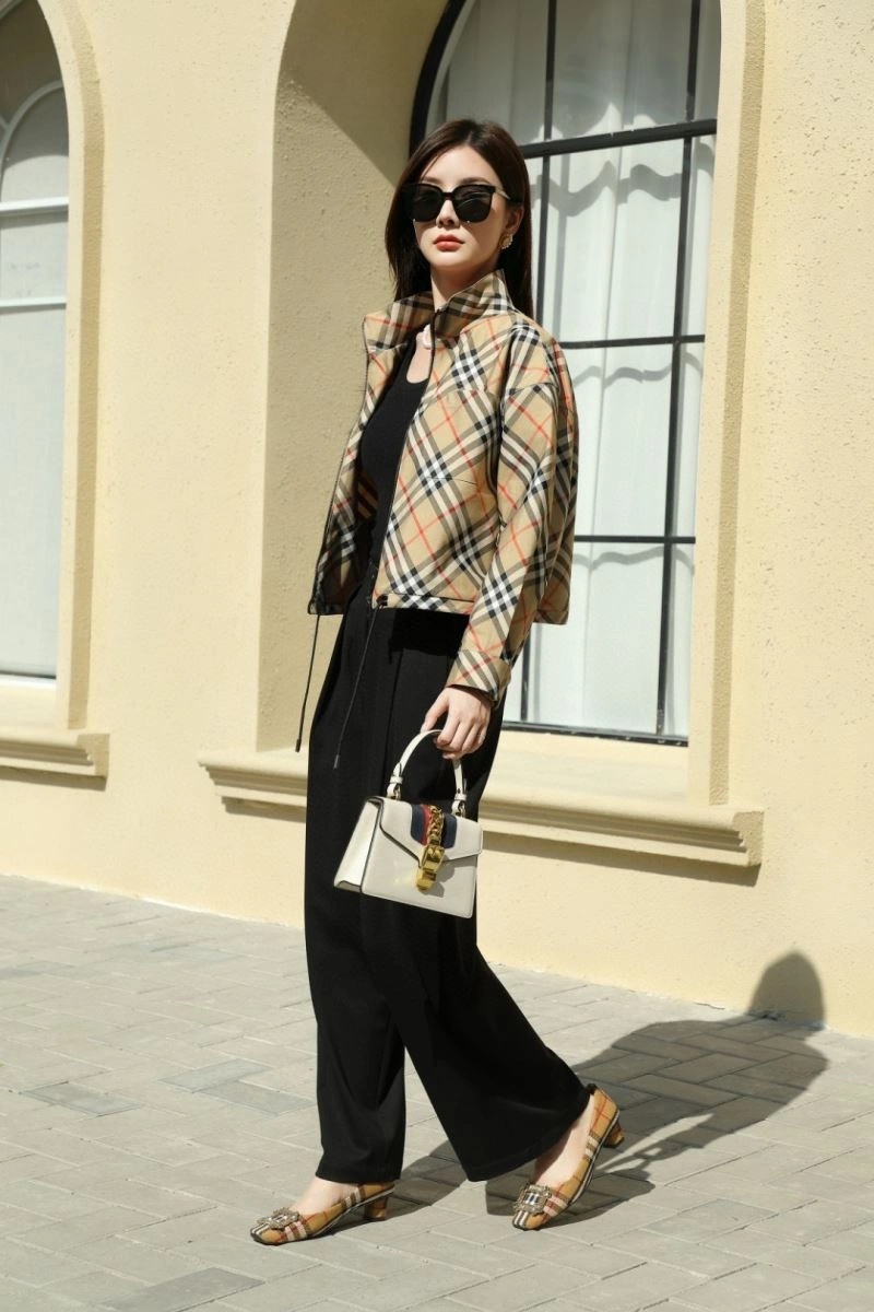 Effortless Burberry Outwear 104593