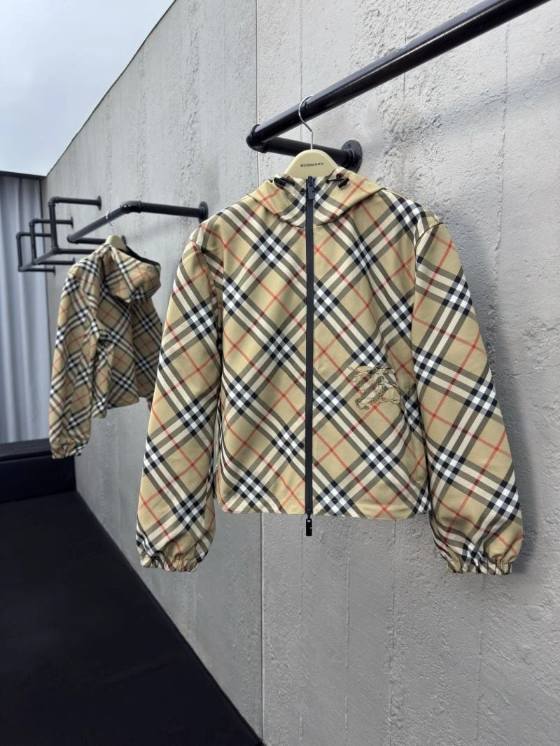 Lightweight Burberry Outwear 104357