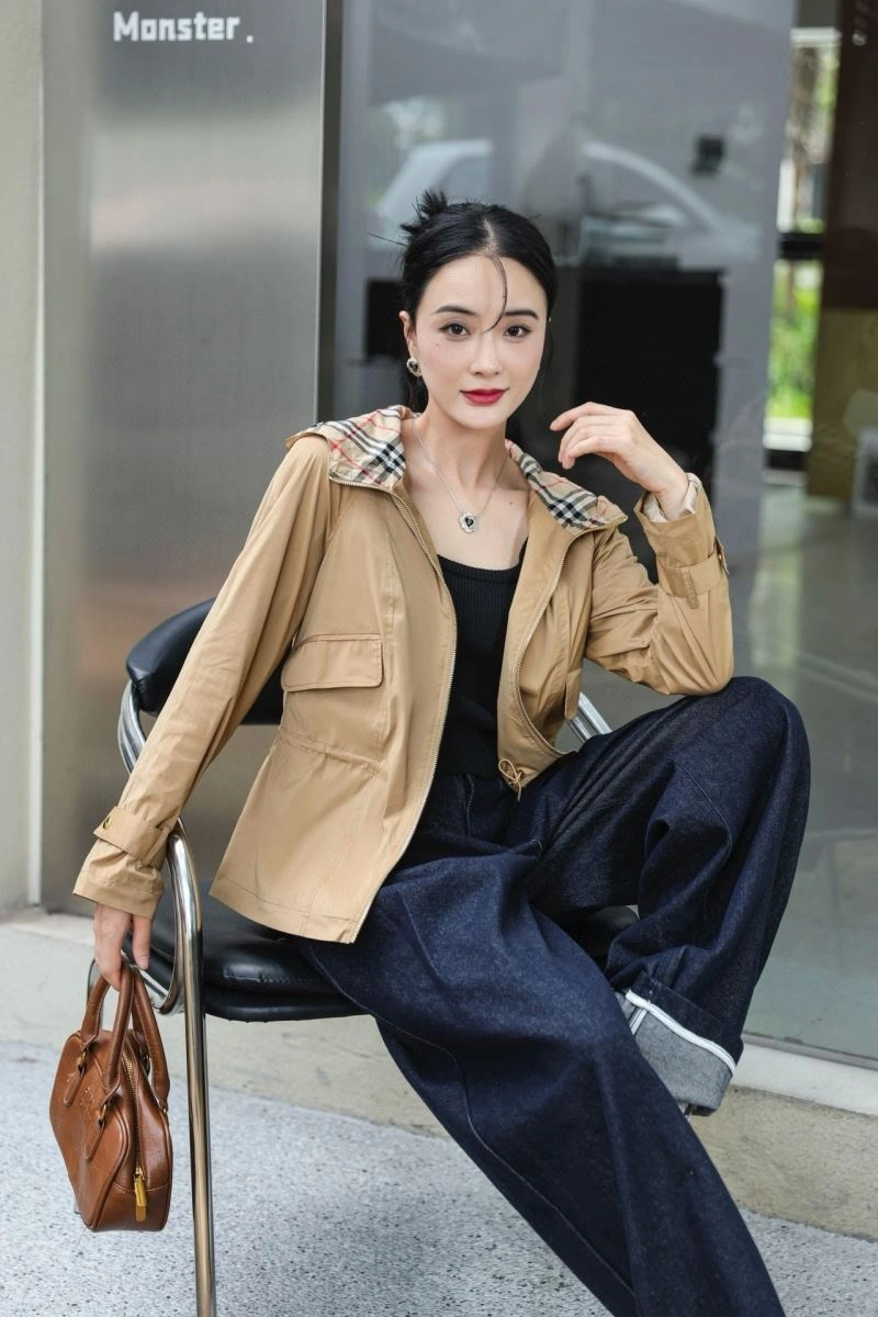 Minimalist Burberry Outwear 104227